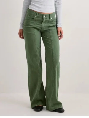Gröna utsvängda jeans med hög midja - Använt en gång 