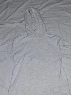 Beige hoodie från H&M - Mysig beige hoodie från H&M i mjukt stickat material. Klassisk modell med huva och ribbade muddar vid ärmslut och nederkant. Perfekt för en avslappnad och chill stil.