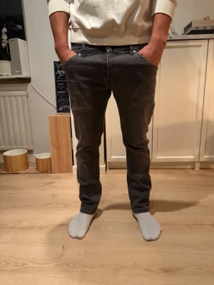 Dondup George  - Dondup jeans george storlek 34 ny pris 4000 har mått vid midja och längd. Hör av dig vid frågor 
