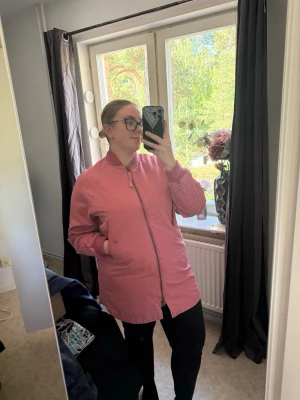 Lång rosa bomberjacka med fickor - Säljer en lång, oversized bomberjacka i rosa med dragkedja framtill och två stora fickor. Jackan har ribbade muddar vid ärmslut och hals, samt quiltade detaljer på ärmarna. Perfekt för dig som vill ha en chill och trendig look. Från märket Odd Molly i storlek 2 som enligt deras storlekguide motsvarar en storlek M.  Jag har vanligtvis en 4/XL. Passar nog mest en L. Fint skick, kan vara något blekare än ny på några ställen. Men fortfarande mycket fin. 