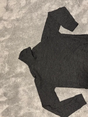 Turtleneck från Hugo boss  - Riktigt snygg och stilren turtleneck från Hugo Boss. Perfekt för lite casual look till finare evenemang. Hesitera ej för prisdiskussion/frågor