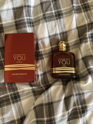 Stronger With You Amber parfym - Stronger With You Amber (Emporio Armani) 80ml                                                                           med smak av bärnstensackord frisk Levander och varm vanilj.                                                        Hör av dig vid minsta fråga eller fundering!!