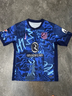 Atletico Madrid Away Laliga 2024 - Som ny Atletico Madrid fotbollströja.  Tröjan är i mycket bra skick och säljer den för att den är för stor.  Pris: 200 kr – tycker det är ett bra och rimligt pris för tröjan. Priset kan diskuteras vid snabb affär.  Skickas snabbt och packas ordentligt.