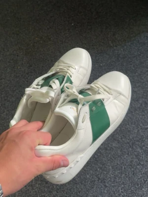Valentino opens gröna - Snygga vitgröna valentino opens i storlek 44. Väldigt bra skick inte nya men inte mycket använda.