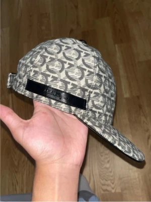 Ferregamo keps  - Riktigt snygg keps från ferregamo helt ny inte använd fråga om ni undrar något.