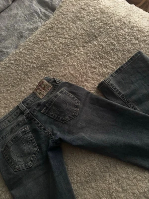 blå bootcut jeans True Religion w23 - Säljer ett par blåa lowrise bootcut true religion jeans i storlek w23. Säljer då jag inte använder de längre men de är använda några få gånger. Modellen heter becca lowrise bootcut. Passar  om man är runt 146-152 eller 158 och längden passar bra om man är runt 155-160 då jag är 1,58. Jättebra skick.