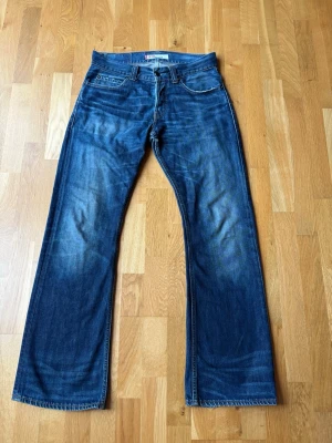 Levis 512 - Riktigt snygga vintage levis 512 bootcut jeans! Storleken är 31/32 och dem 2 sista bilderna visar midjemått samt innerbenslängd. Hör gärna av dig med prisförslag och frågor!