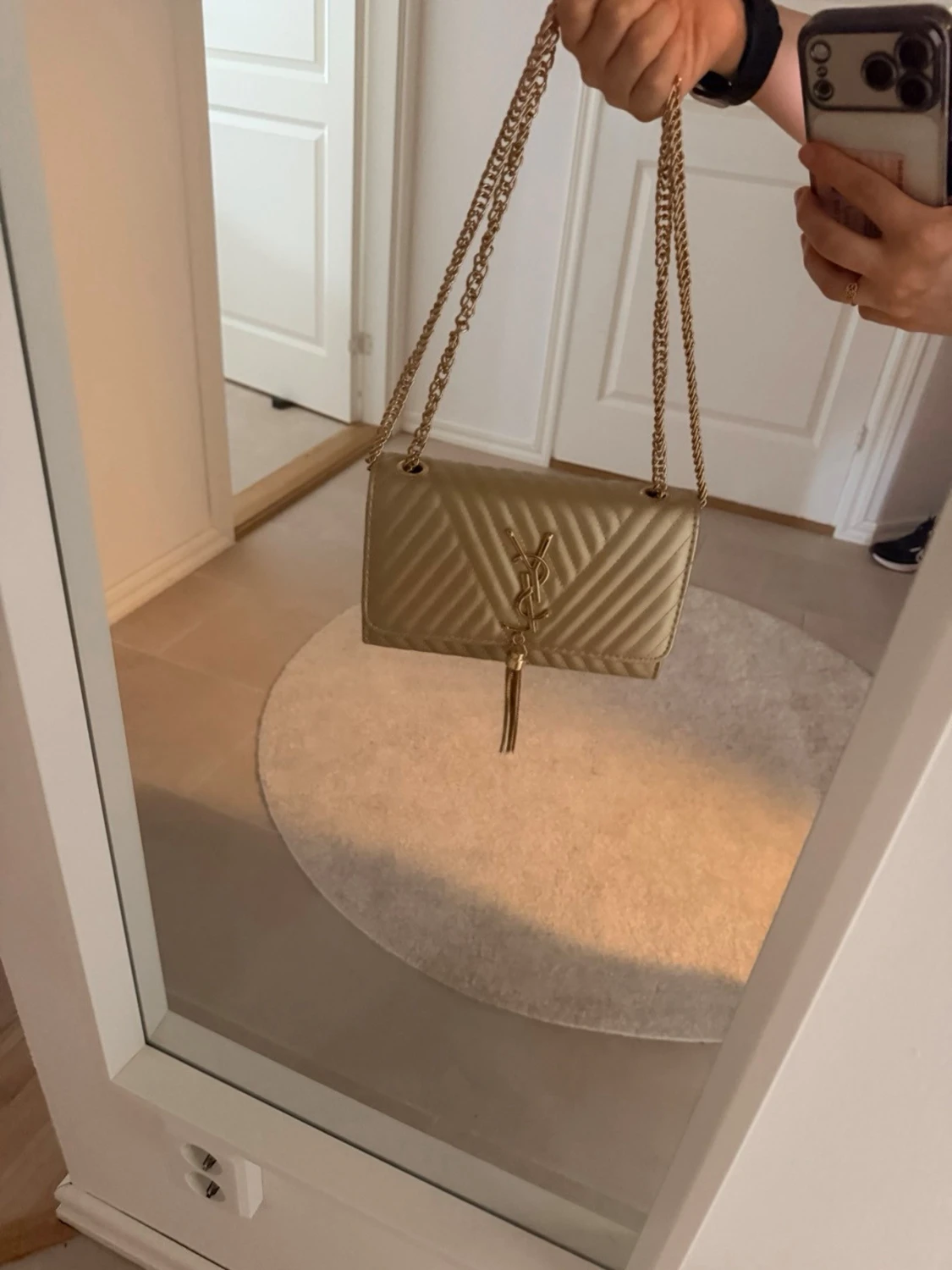 Guldig quiltad handväska med kedja - 2