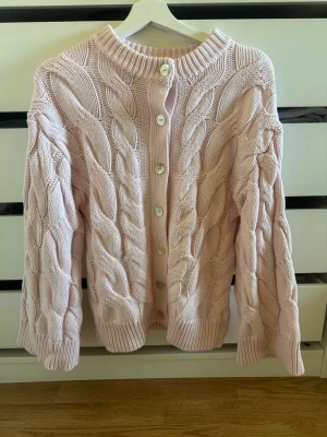 Ljusrosa stickad kabelstickad kofta Gina Tricot  - Superfin rosa stickad kofta ifrån Gina Tricot i storlek xs🤍 