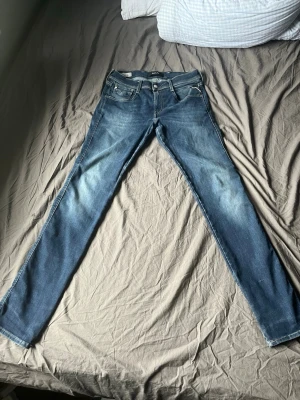 Replay Hyperflex jeans Blå - Ett par Replay jeans hyperflex. De är lite utstretchade där bak. Storlek står på de 2 sista bilderna. Hör gärna av er vid intresse/Mvh Oliver