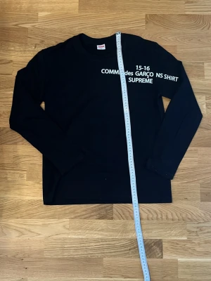 Svart långärmad Supreme x CDG tröja - Storlek M men sitter mest åt hållet S!