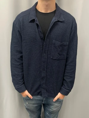 J.Lindeberg Overshirt - Bra skick, overshirt i materialet frotté | storlek L men skulle säga att den är mer XL, modellen är 185 cm och väger ca 76 lag och den sitter för stort