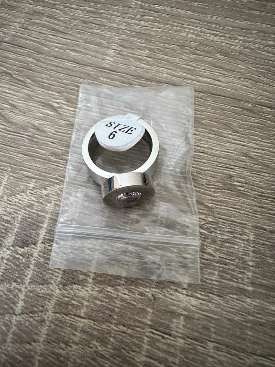 Silverfärgad ring med stor sten från LenMer - 4
