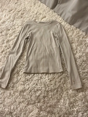 långärmad tröja - säljer denhär superfina tröjan ifrån zara i storlek S, som man kan se har den en liten fläck på ena armen, vet inte om just den går bort i tvätt men det andra som man ser på på tröjan går förmodligen bort🥰
