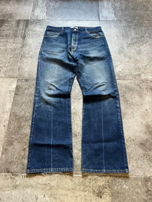Vintage Levis 517 Bootcut Jeans - tja! säljer nu mina levis 517 jeans med sjukt feta fades👏 de sitter bootcut🥹strlk 36/34 passar en 34/34 o i riktigt bra skick🫡 tveka inte på att skriva ifall ni har fler frågor😉
