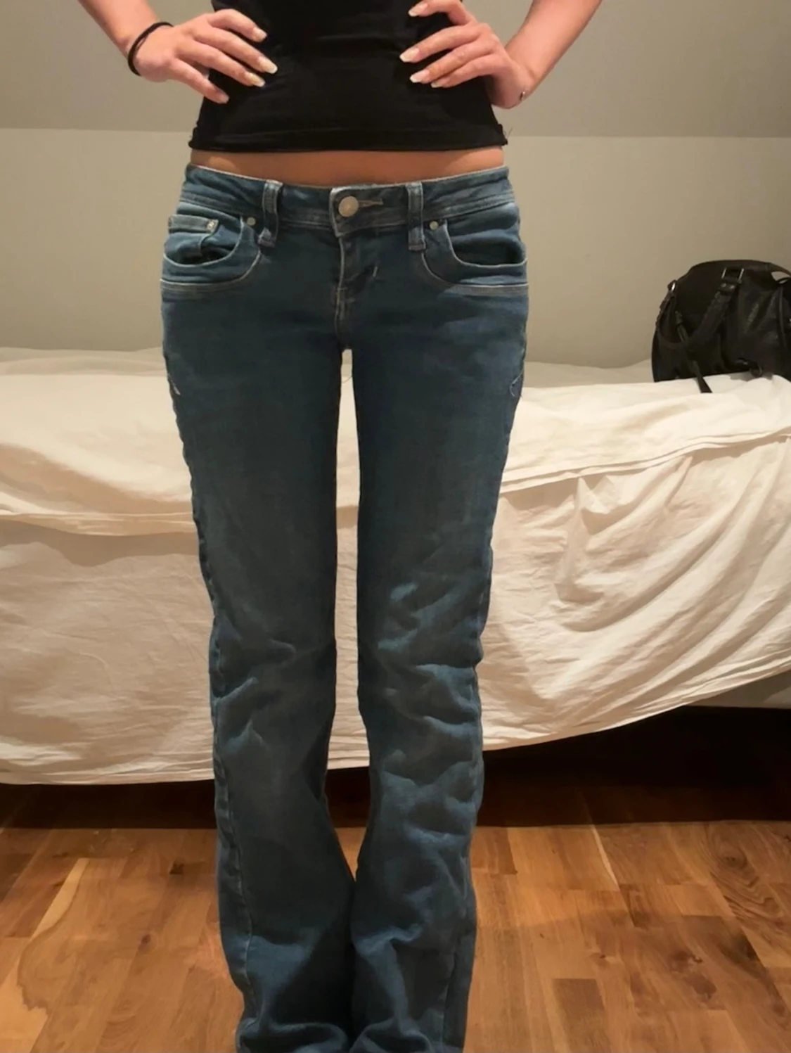 Blå bootcut jeans med kontrastsömmar