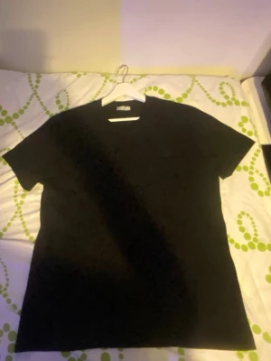 Zara - Snygg svart Tshirt med CD tryck. Passar perfekt till sommaren men även till andra årstider. Kontakta vid minsta lilla!! (Ursäkta bilderna min kamera är sönder) 