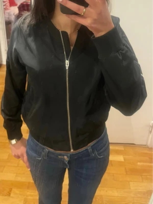 Svart bomberjacka  - Svart höst/vårjacka från gina tricot, i storlek xs. Använd men i bra skick utan fläckar eller andra skador❣️