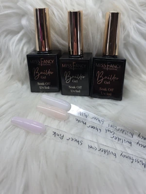 3st Builder in a bottle från från Miss Fancy - 3st builder gel in a bottle från Miss Fancy. Färgerna är mjuka och naturliga i nyanser av sheer nude (testad), sheer white (oanvänd) och sheer pink(oanvänd) Gelen appliceras enkelt och härdas under UV/LED-lampa. Perfekt för att skapa snygga och hållbara naglar.   