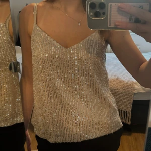 glittrigt linne - glittrigt linne i storlek S. perfekt inför inspark eller fest! använd endast 1 gång i perfekt skick