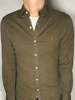 Ralph Lauren skjorta - 👕 Plagg: Skjorta                                                           📏 Storlek: S                                                               🏷️ Märke/Modell: Ralph Lauren slim Fit                                   ✨ Skick: Fint skick                                                        💬 Vid frågor är det bara att skriva!                                                                                          🛍️ Gramenti