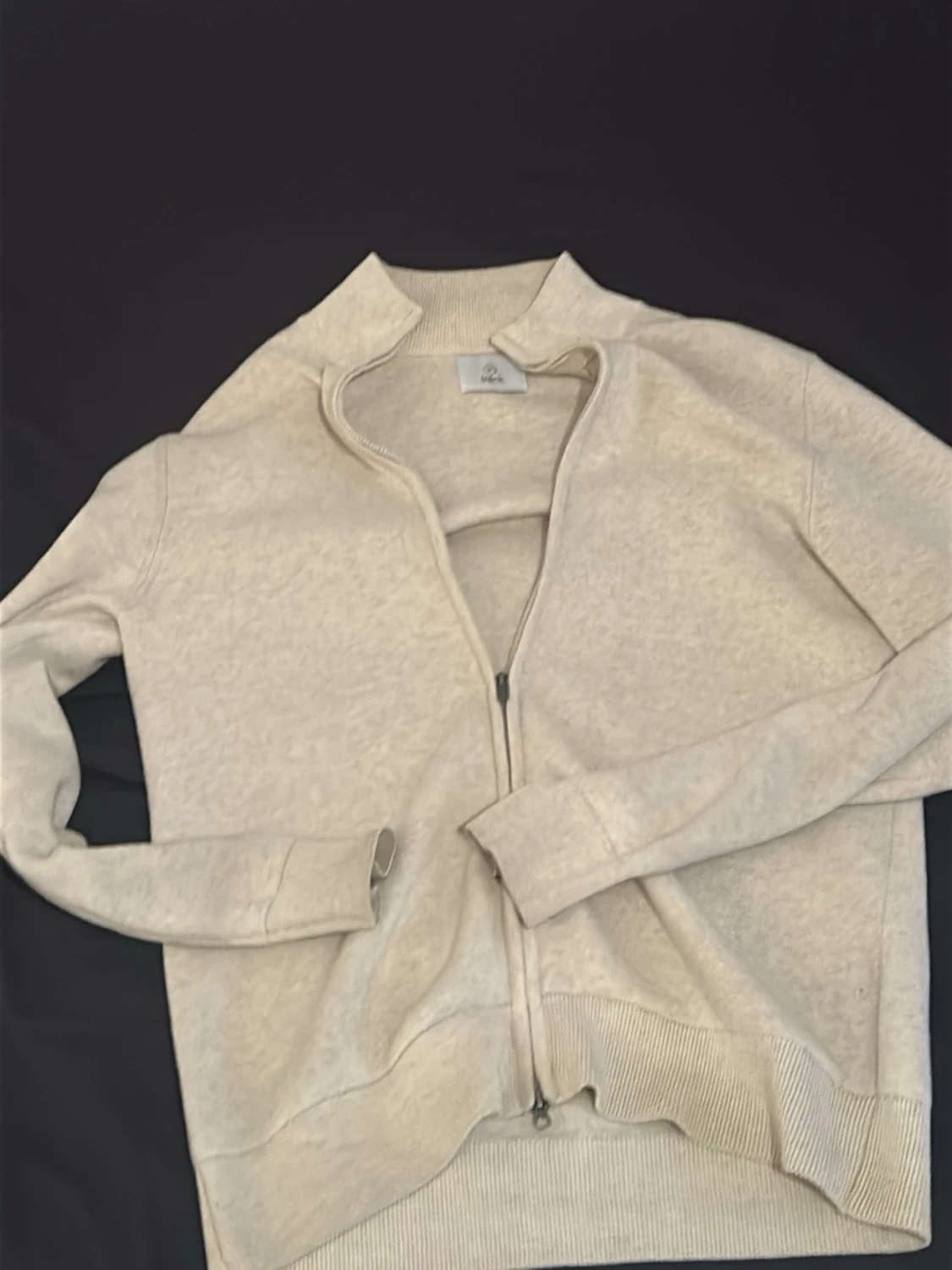 Beige ziptröja med hög krage