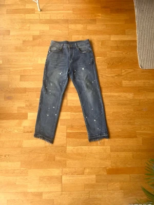 Mörkblå raka jeans med råa kanter - Tjena! Säljer ett par blåa flared jeans från fashion jeans. I storlek M och passar om du är runt 180 cm lång. Inte använda mycket alls så bra skick. Hör av er om ni har några frågor!