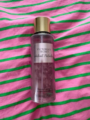 Victoria's Secret Velvet Petals mist -  Body mist från Victoria's Secret i doften Velvet Petals. Ungefär hälften kvar av parfymen!💕