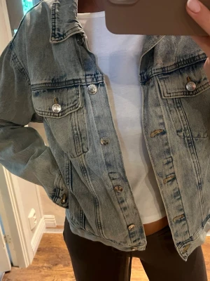 Jeansjacka  - Snygg jacka från hm, storlek xs men passar upp Tim en m🩷