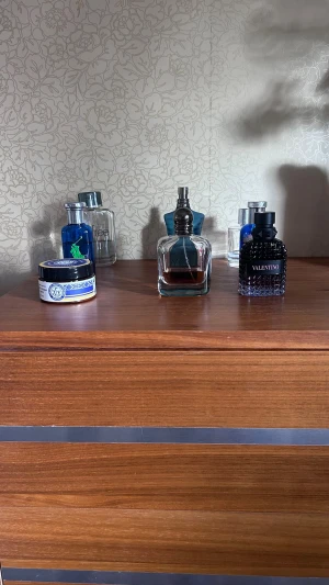 parfymer - Säljer lite olika parfymer från bla valentino och Armani. Alla är i olika storlek och olika ml. Skulle gissa armani har  30-35 ml kvar samt jean paul har väl runt 30. Valentino har kanske 15-20 medans ralphlauren parfymerna knappt använda dvs 90-100 ml kvar. ck free hae 50 ml kvar azzaro sport har väl kankse 20. Skickar även med ett helt nytt vax matte cream paste by lyko i leksands format. 