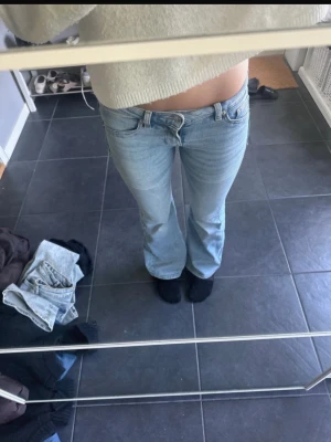 Ljusblå bootcut jeans - Säljer ett par ljusblå bootcut jeans med klassisk femficksdesign och normal midja💘