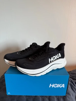 Hoka Clifton 10 - Ett par Hoka Clifton 10 som är i stort sett helt nya, endast är använda en gång, köpta för 1574kr. Säljer då jag fick tag på Clifton 9 som var slut när jag köpte dessa. Storlek 40 2/3
