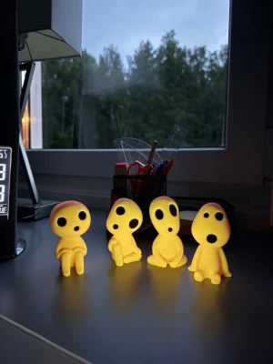 Glow in the dark Kodama-figurer - Fyra små glow in the dark-figurer inspirerade av Kodama från Studio Ghibli. Figurerna är gjorda i plast och har rundade former med stora svarta ögon och mun. Perfekta som dekoration på skrivbord eller hylla för dig som gillar anime och unika detaljer.