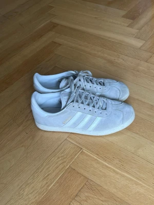 Adidas Gazelle ljusgrå - Snygga ljusgrå Adidas Gazelle sneakers i mocka. Strl 38 2/3. ❣️
