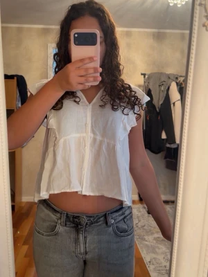 Vit blus  - Jättefin oanvänd blus från ONLY, perfekt att ha till sommaren. Skulle säga att denna blus passar personer som bär S/M också eftersom den är liten i storleken fast beror lite på hur man vill att den ska sitta och kroppsform. Originalpris (349kr)