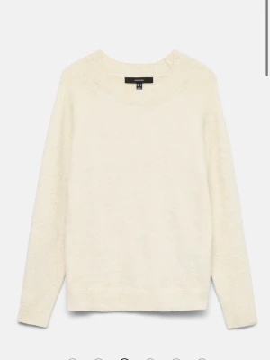 Ljus stickad tröja med rund hals - En enkel och stilren ljus stickad tröja med rund halsringning och långa ärmar. Tröjan har ribbade muddar vid ärmslut och nederkant, vilket ger en klassisk look. Perfekt att matcha med både jeans och kostymbyxor.