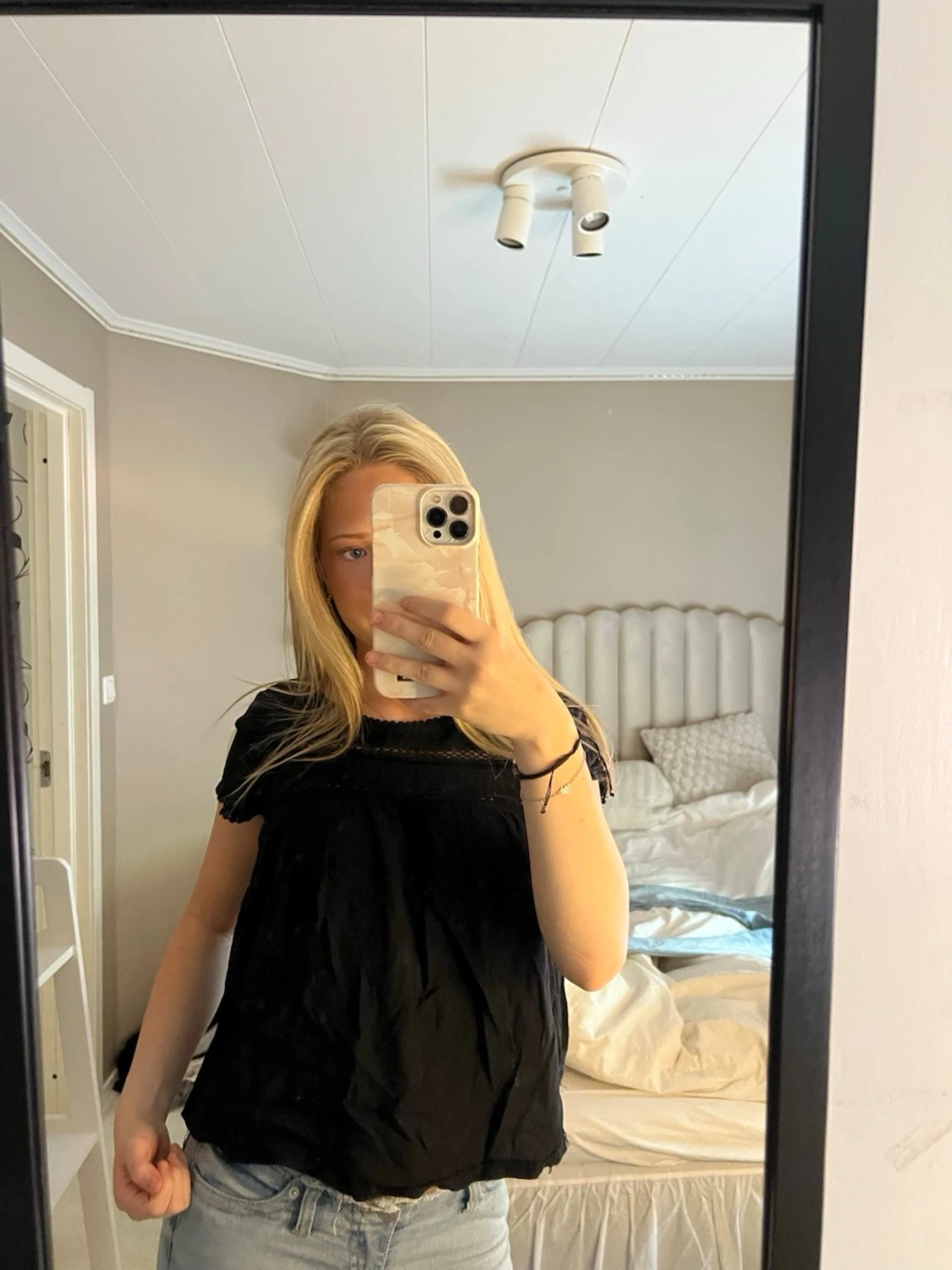 Svart blus med spetsdetaljer