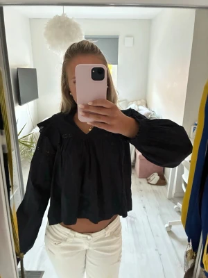 Mörkblå blus  - Super söt mörkblå blus från Gina. Perfekt längd i magen och utsväng i både ärmarna och magen. 
