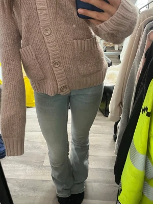 Beige rosa kofta  - Perfekt som overzised kofta men hade också suttit snyggt tajtare 