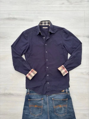 Burberry skjorta - Säljer en snygg och elegant skjorta från lyxmärket burberry. Skjortan är marinblå har storleken xs.                                Priset går att diskuteras och tveka inte heller att fråga vid funderingar