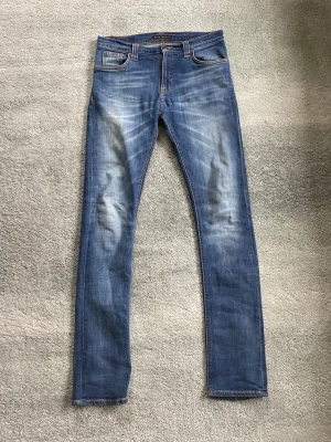 Nudie jeans tube tom - Ett par riktigt feta jeans från Nudie i modellen tube Tom, storlek 31/34, org sang bleu. De är i fint skick utan några defekter. Han på bilden är 178 cm. Har du några frågor? Fråga på!