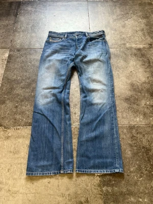 Vintage Flared Diesel Zatiny Jeans - tjabba! säljer nu mina tvär feta diesel zatinys (den BÄSTA diesel fitten)🫡 de sitter som strlk 32/32 och är i sjukt bra skick👏 tveka inte på att skriva ifall ni har frågor 🥹