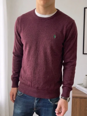 Ralph Lauren Merino ulltröja - Säljer en nice vinröd Ralph Lauren trlja i färgen vinröd. Tröjan är i bra skick förutom 2 jätte jättesmå hål på framsidan som endast syns ifall man stretchar ut tröjan. Tröjan är gjord i 100% Merino ull och hör gärna av er vid frågor elr funderingar!! Den sitter även i strl xs!