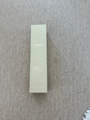 CAIA Active Cleansing Gel 150 ml - Säljer en CAIA Active Cleansing Gel i en stilren beige förpackning. Rengöringsgelen är på 150 ml och passar perfekt för daglig ansiktsrengöring. Dermatologiskt testad och framtagen för att ge en fräsch känsla.Oöppnad och oanvänd, förpackningen är plomberad