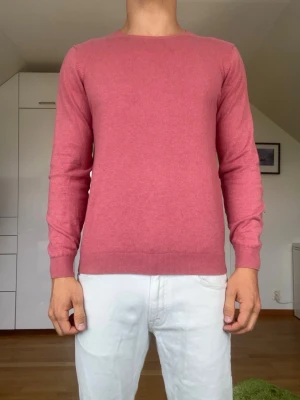 Rosa stickad kashmirtröja  - Rosa kashmirtröja från Hansen & Jacob. Tröjan är tillverkad i 95% bomull och 5% Kashmir. Strl S. Inga defekter. Modellen är 178 cm och väger 77 kg. Hör gärna av dig vid frågor!