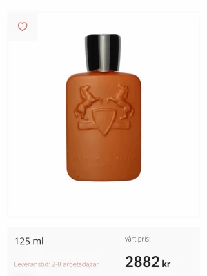 Lyxig parfymflaska i orange - Säljer en exklusiv parfym i en matt orange flaska med reliefmönster av två hästar och en sköld. Flaskan har en elegant silverfärgad kork och rymmer 125 ml. Perfekt för dig som gillar snygg design och vill ha något unikt i badrumshyllan.