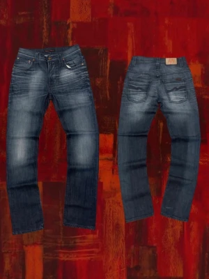 Mörkblå jeans från Nudie Jeans - Snygga mörkblå jeans från Nudie Jeans med klassisk femficksdesign och slitna detaljer. Jeansen har raka ben och tydliga kontrastsömmar. Tillverkade i denim med en cool tvättad look. Perfekta för en avslappnad och trendig stil.Är som storlek 29 i midjan.