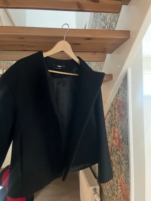 Kappa  - Snygg kappa ifrån Bikbok, i materialet Wool Blend. Knappt använd, skriv för fler bilder! 