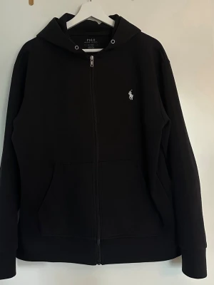 Svart hoodie från Polo Ralph Lauren - Nästan helt ny hoodie, skriv gärna efter fler bilder/frågor! Pris går att argumentera