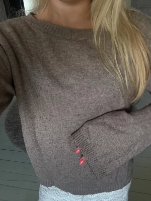 Beige stickad tröja med vida ärmar - Mysig beige stickad tröja med vida ärmar från Gina Trocot i storlek xs. Tröjan är använd och har blivit lite nopprig på undersidan av ärmarna